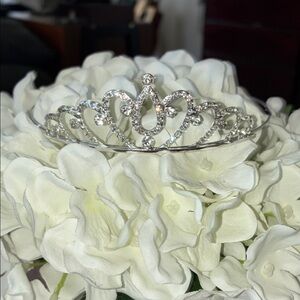Elegant Silver Tiara with Crystal Accents nwot 1.75” H Center